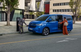 Volkswagen Transporter Shuttle BEV, 2025, side